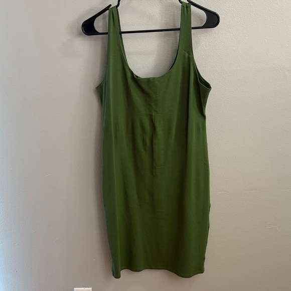 Elegant Green Sleeveless Dress - Picture 1 of 4